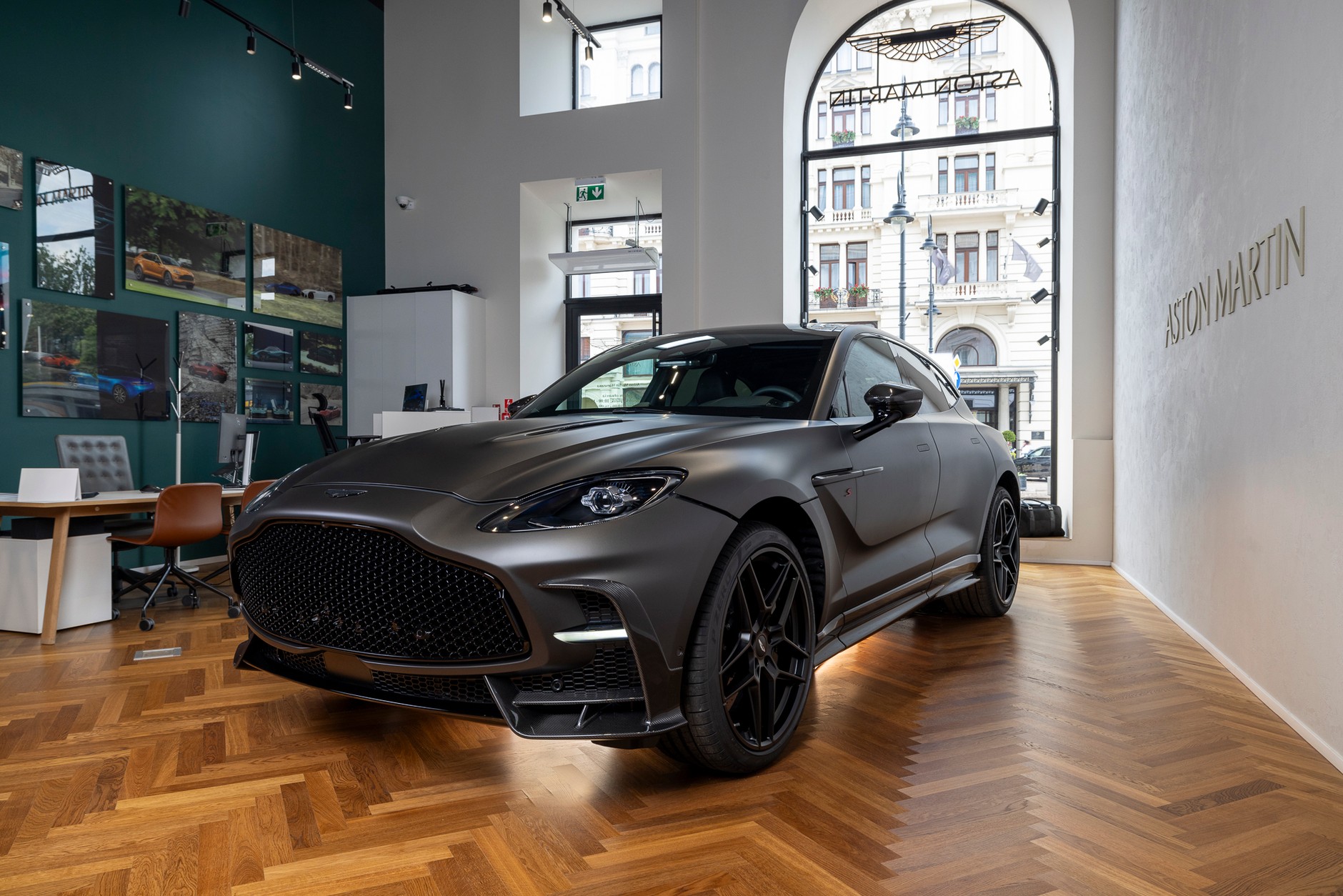 Aston Martin DBX S