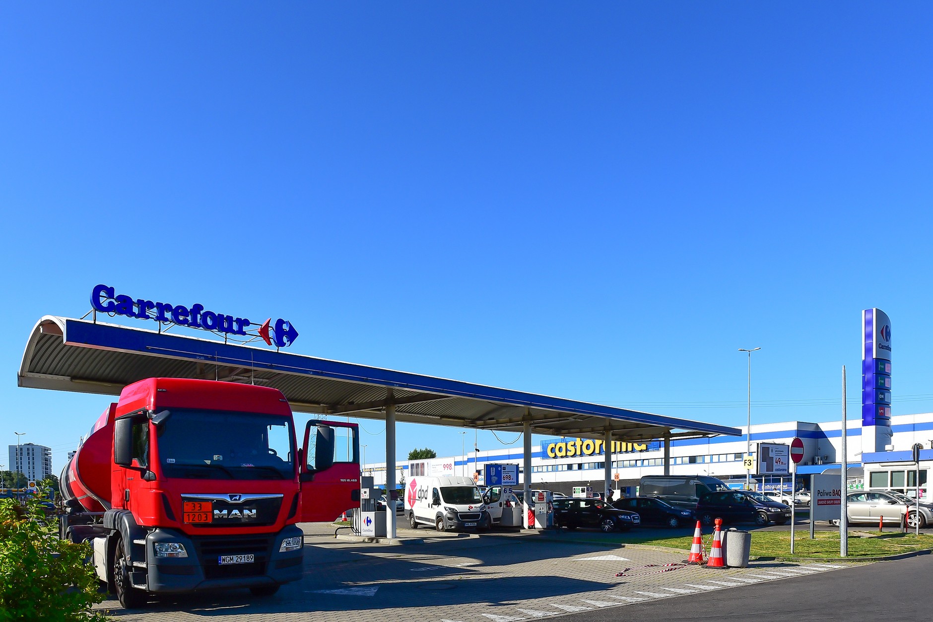 Stacja paliw przy supermarkecie Carrefour
