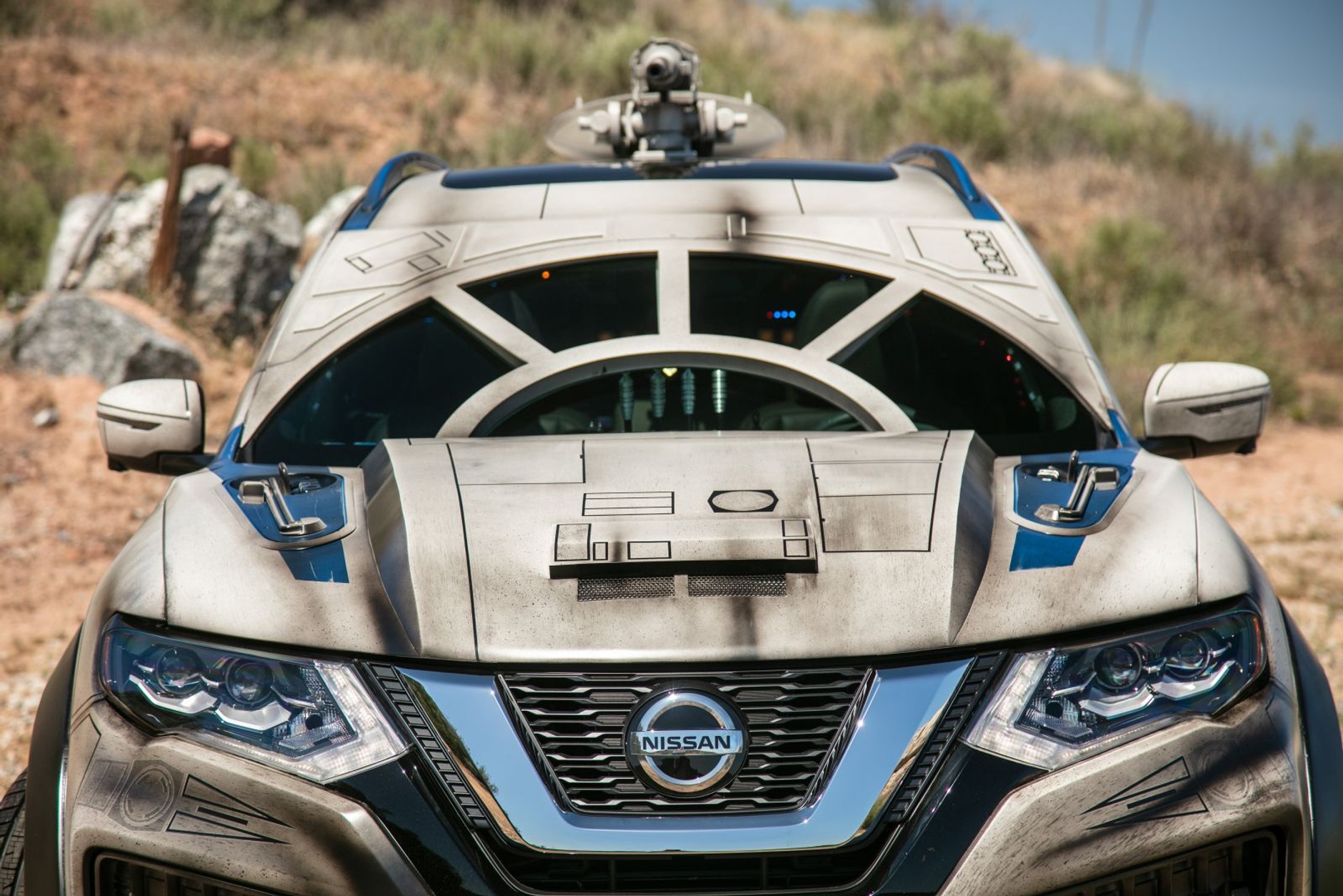 Nissan Rogue - przednią szybę przykryto panelem z aluminium
