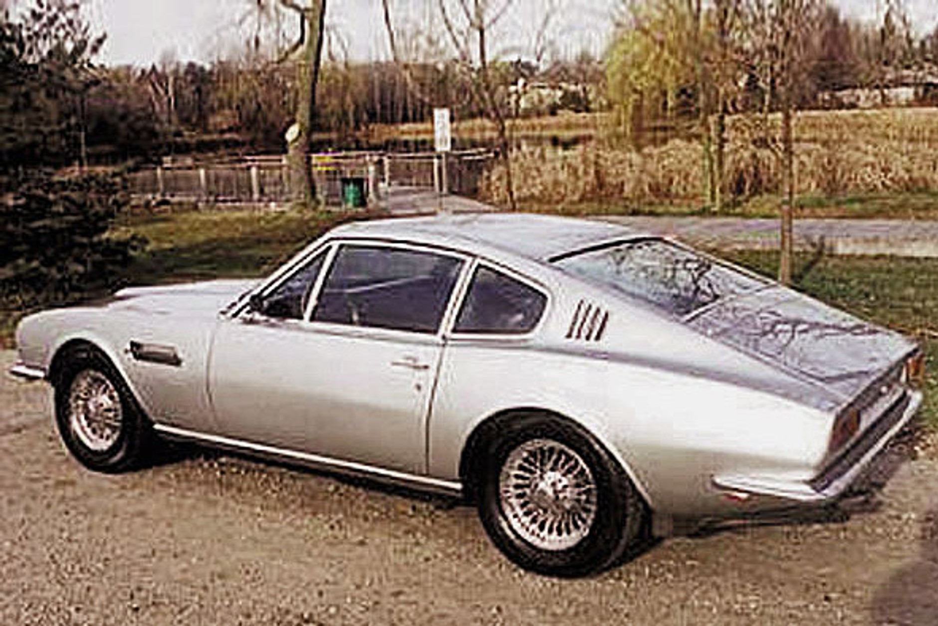 Aston Martin DB5 – najsłynniejsze auto, jakim jeździł James Bond