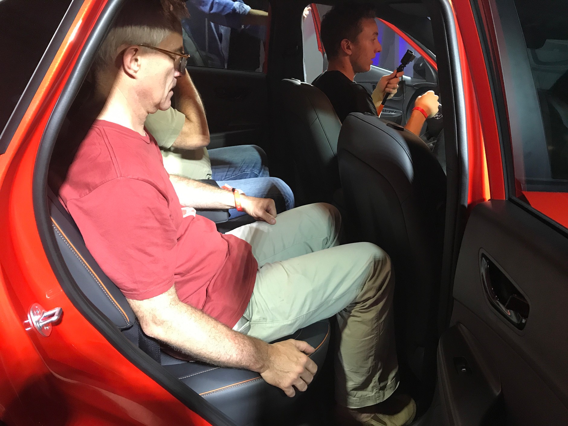 Z tyłu sporo miejsca na nogi i stopy. Fotele trzeba jednak lekko odsunąć do przodu