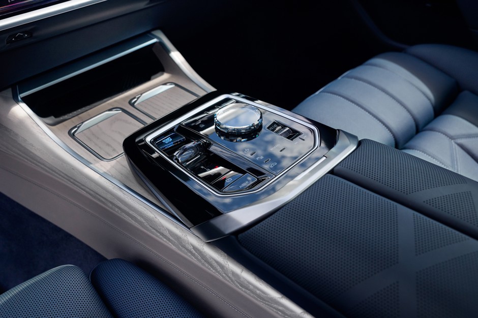 BMW i7 M70