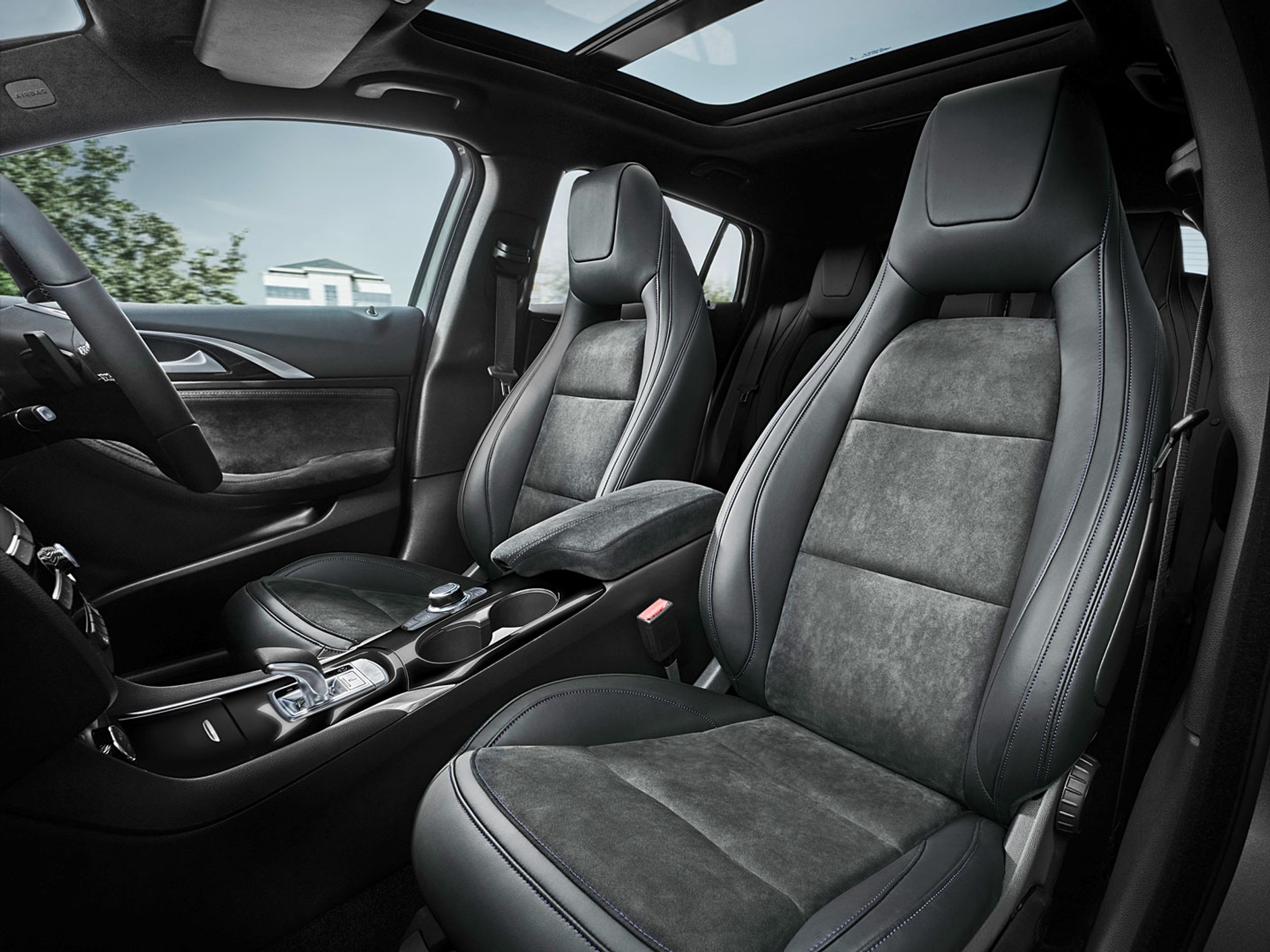 Infiniti Q30: rozpoczęto produkcję seryjną