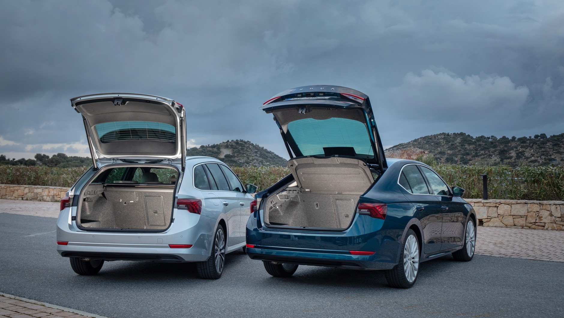 Dwie wersje Skody Octavii: liftback (po prawej) i kombi (po lewej).