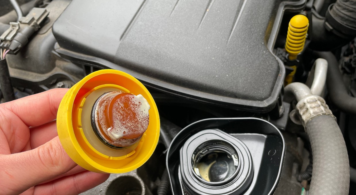 Znalazłeś "majonez" pod korkiem wlewu oleju? To może być bardzo kosztowny problem