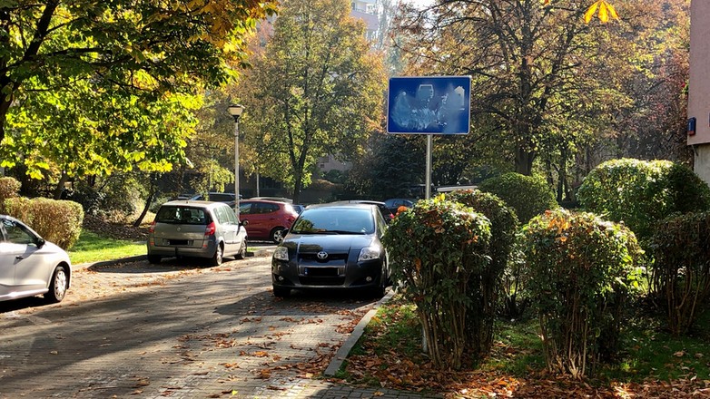Znaki wyznaczające "strefę zamieszkania" są regularnie niszczone, aby straż miejska nie miała podstaw do karania właścicieli aut za nieuprawnione parkowanie