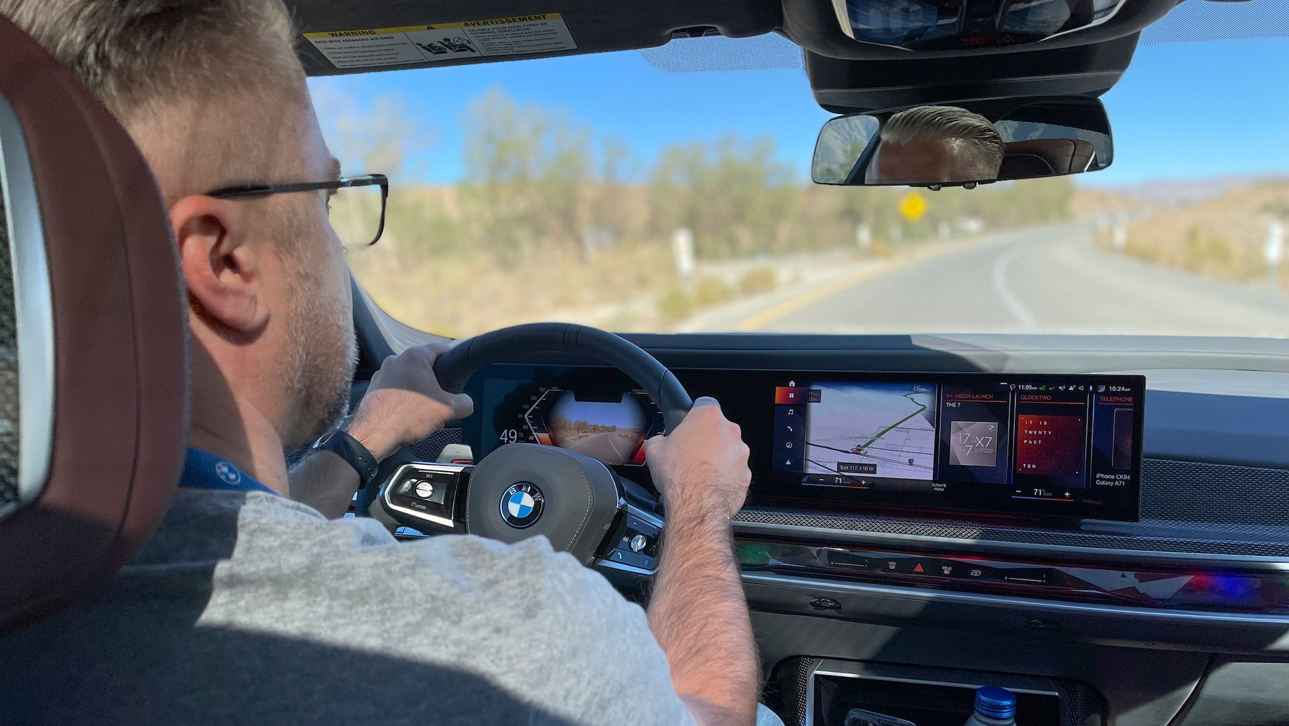 Za kierownicą nie czuć gabarytów nadwozia. BMW i7 dzięki tylnej osi skrętnej jest bardzo zwinne i łatwo nim się manewruje