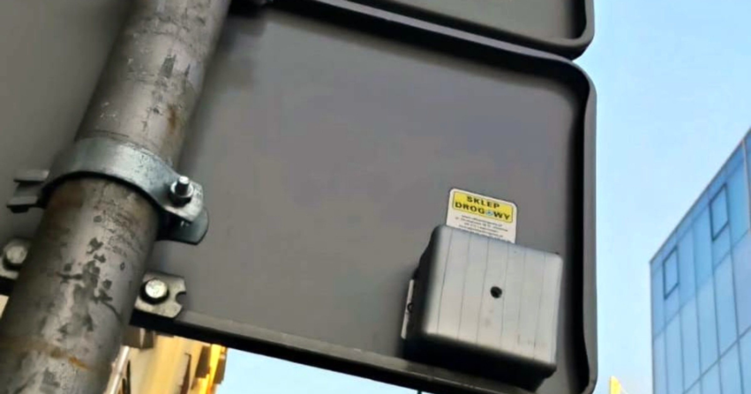 Kamera na znaku drogowym w Warszawie