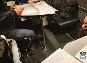 Samochód stał na środku drogi. Na miejsce pojechali policjanci i karetka