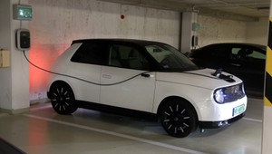 Ładują elektryki w bloku. Prawie dwa lata sąsiedzi nie mogą się dogadać