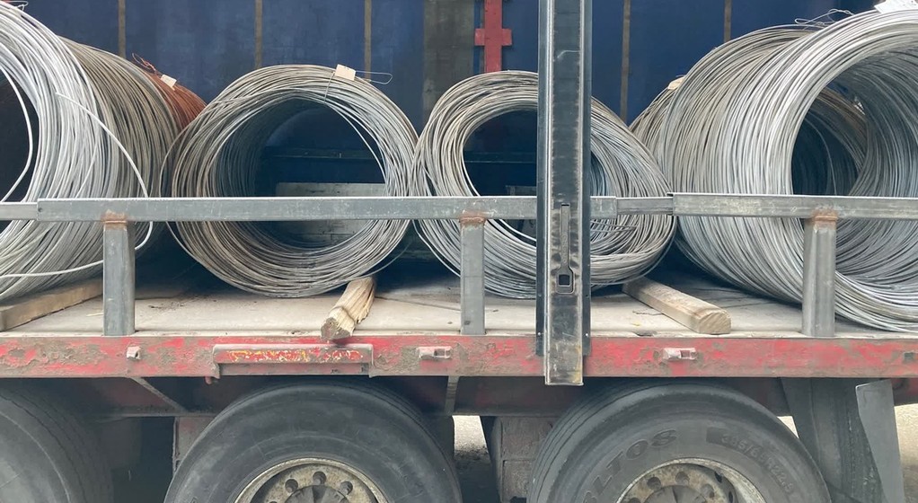 Niezabezpieczone zwoje miedzianego drutu znalezione na "pace"