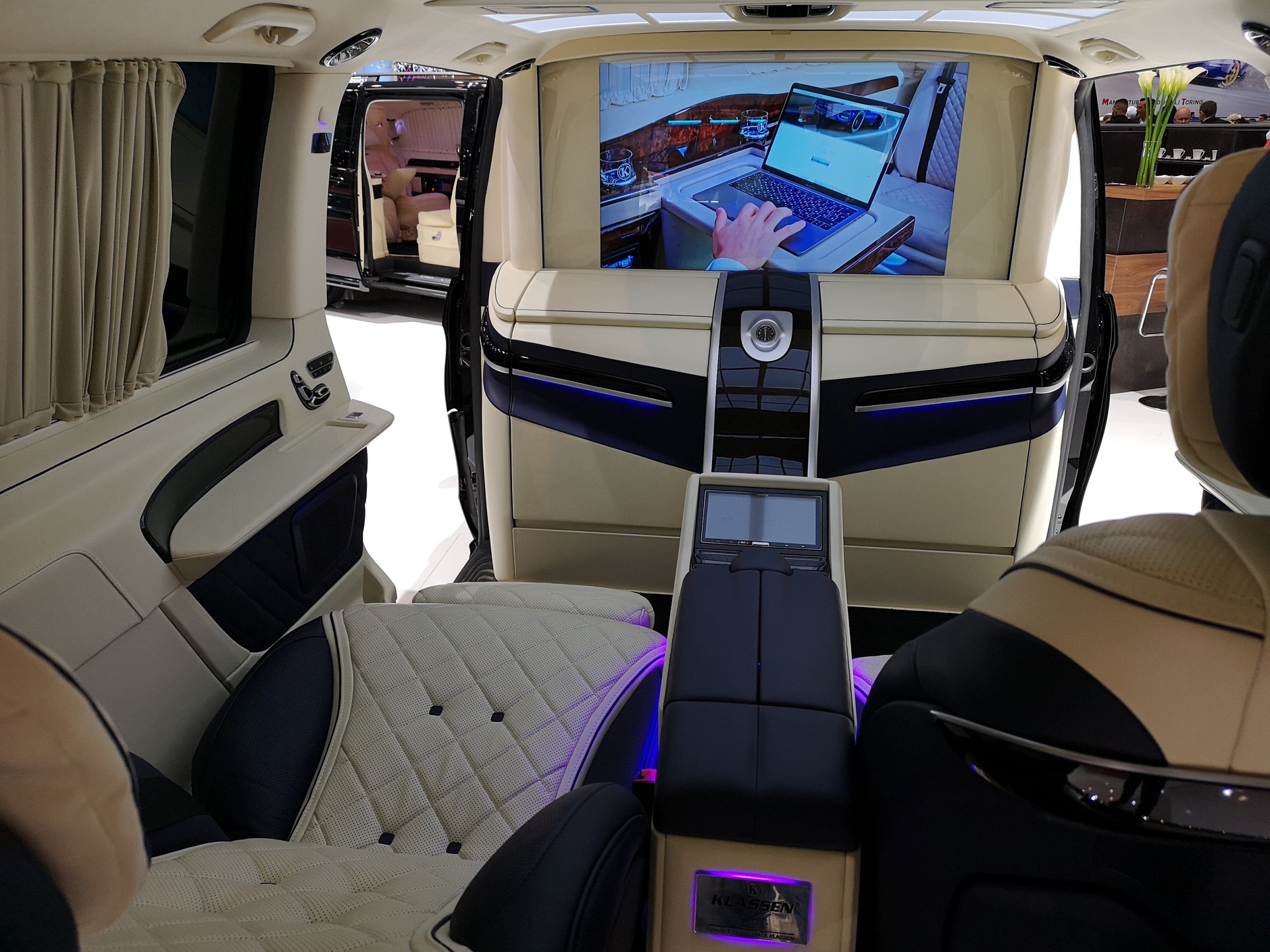 Luksusowe vany - salon samochodowy w Genewie