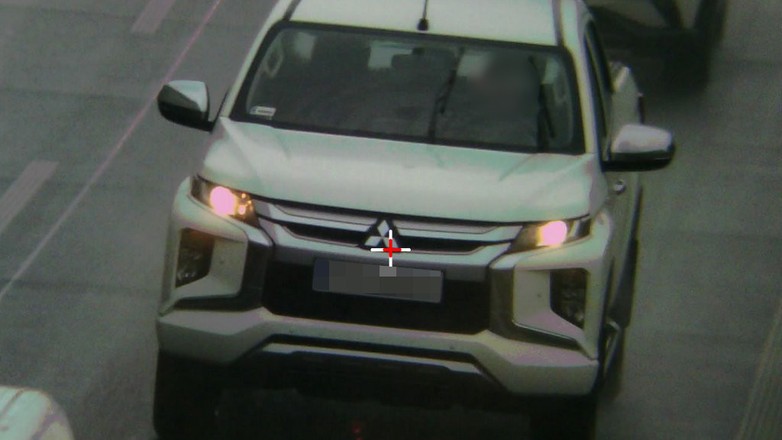 Odleglość między samochodami jest mierzona, a policjanci nakładają spore mandaty