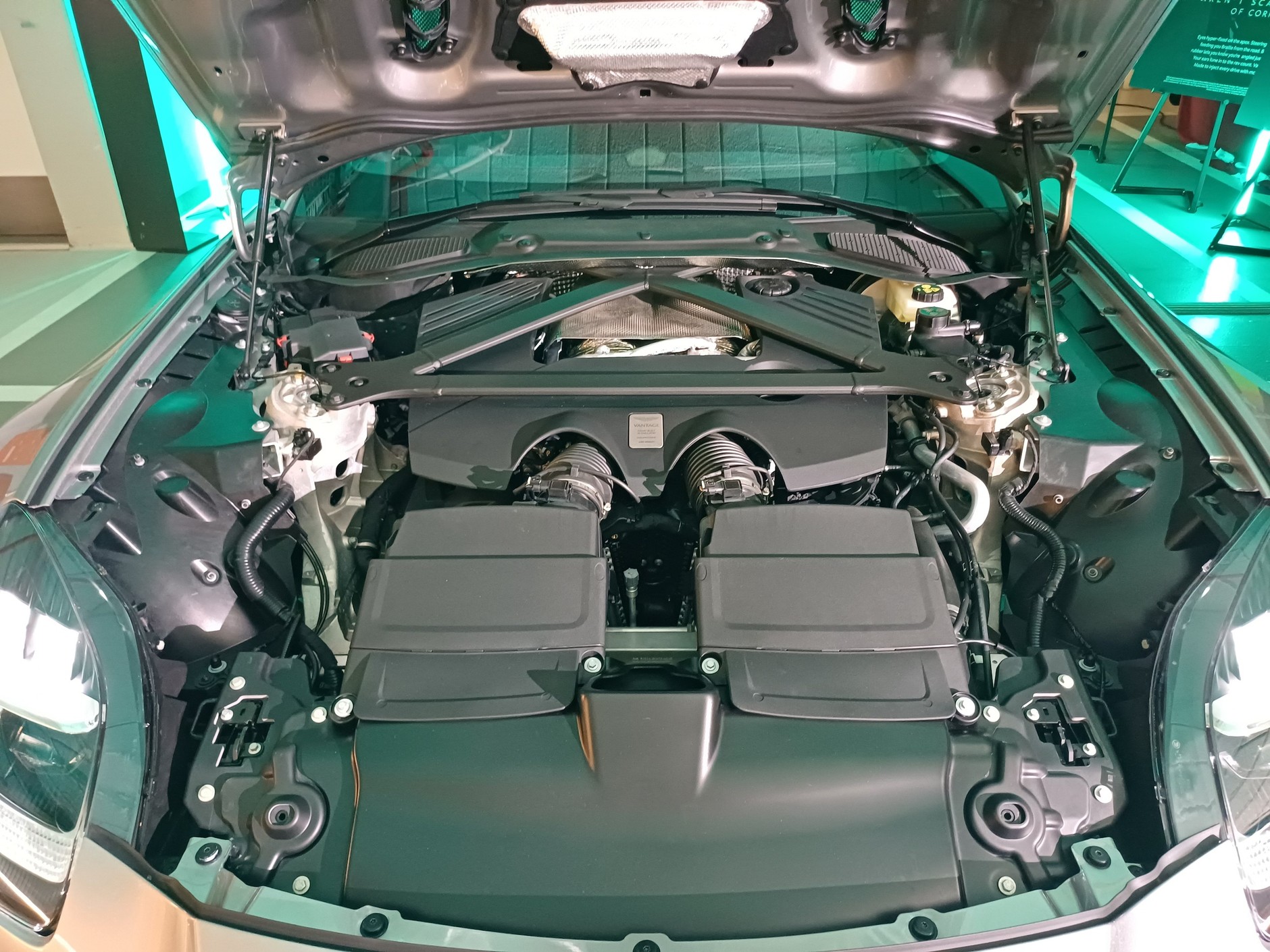 Aston Martin Vantage 2024