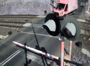 Przejechał przez zamknięty przejazd kolejowy. Nie zauważył pewnego elementu [Nagranie]
