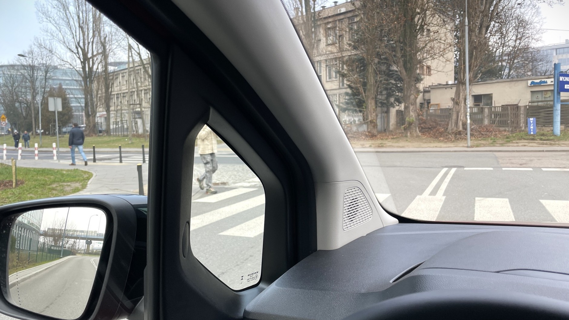 Uwaga na pieszych! Wielkie słupki A bardzo ograniczają widoczność