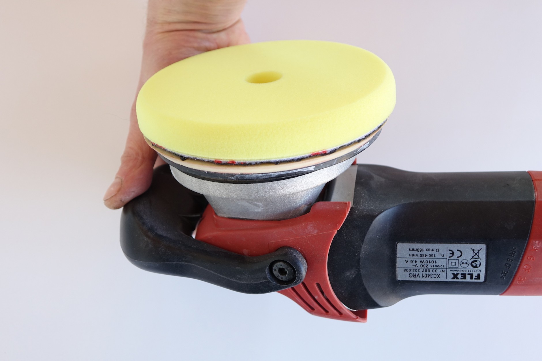 Maszyna wykonuje wymuszony mechanicznie ruch obrotowy, a jednocześnie oscylacyjny. To wynalazek dość uciążliwy przy dłuższej pracy, ale bardzo skuteczny i bardzo bezpieczny jednocześnie