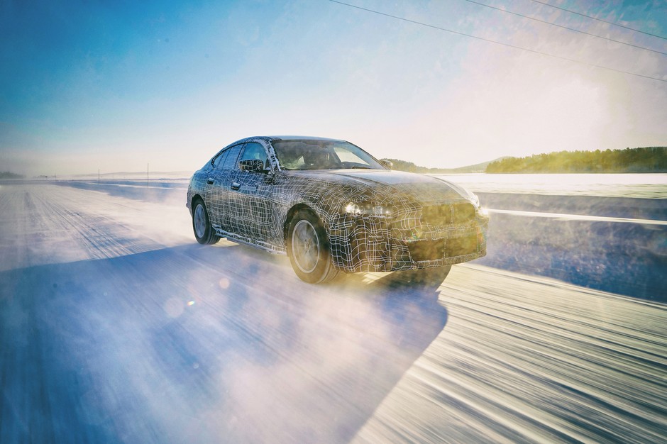 Prototyp BMW i4 podczas testów na kole podbiegunowym
