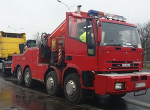 Holował ciągnik siodłowy, jadąc prawie 80 km/h w mieście