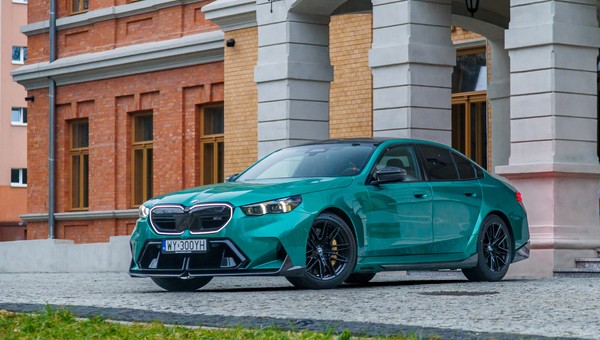 Hybrydowe BMW M5 pokazuje, że fizyka to tylko przeszkoda, którą można przeskoczyć