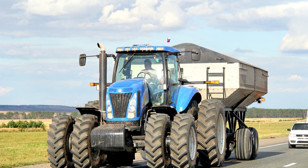 Wyjaśniamy, czy jazda ciągnikiem po chodniku jest dozwolona