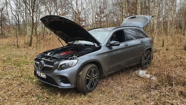 W lesie stał Mercedes z otwartymi drzwiami, maską i klapą bagażnika