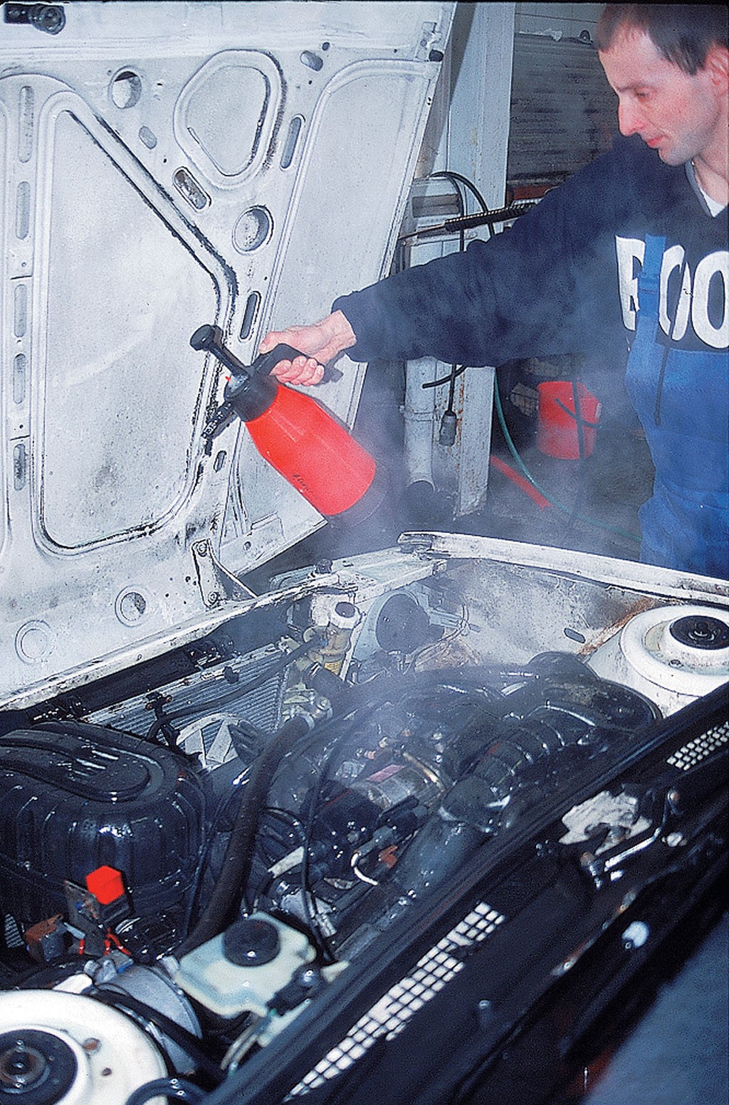 Środek czyszczący należy dokładnie rozprowadzić po zabrudzeniach.