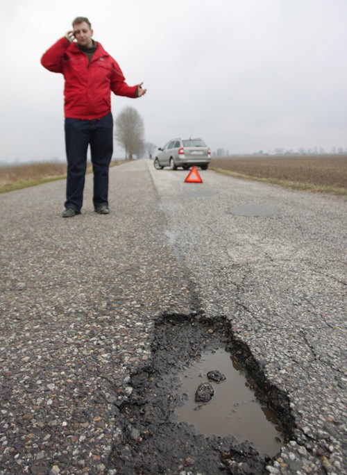 Najlepiej zatrzymać się bezzwłocznie i od razu sprawdzić ewentualne szkody. Jeśli rzeczywiście coś się stało, warto wezwać policję lub przynajmniej straż miejską. 