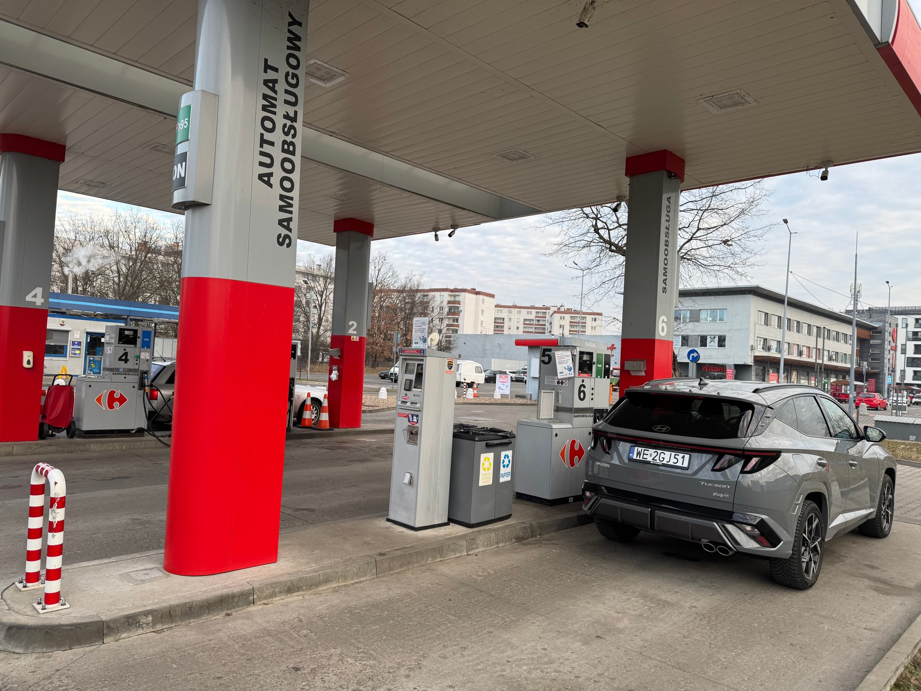 Stacja paliw dyskontowa pozwala na absolutną samoobsługę. Dzięki temu może działać całą dobę i w weekendy