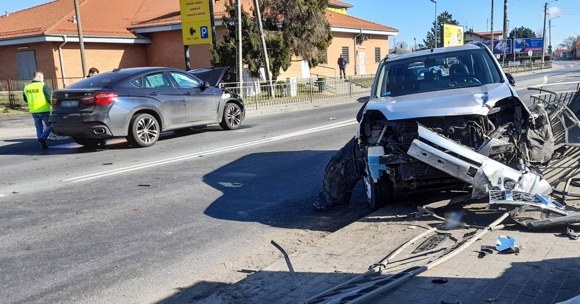 Kierowca skradzionego BMW X6 uciekając przed policją złamał przepisy ruchu drogowego i doprowadził do stłuczki
