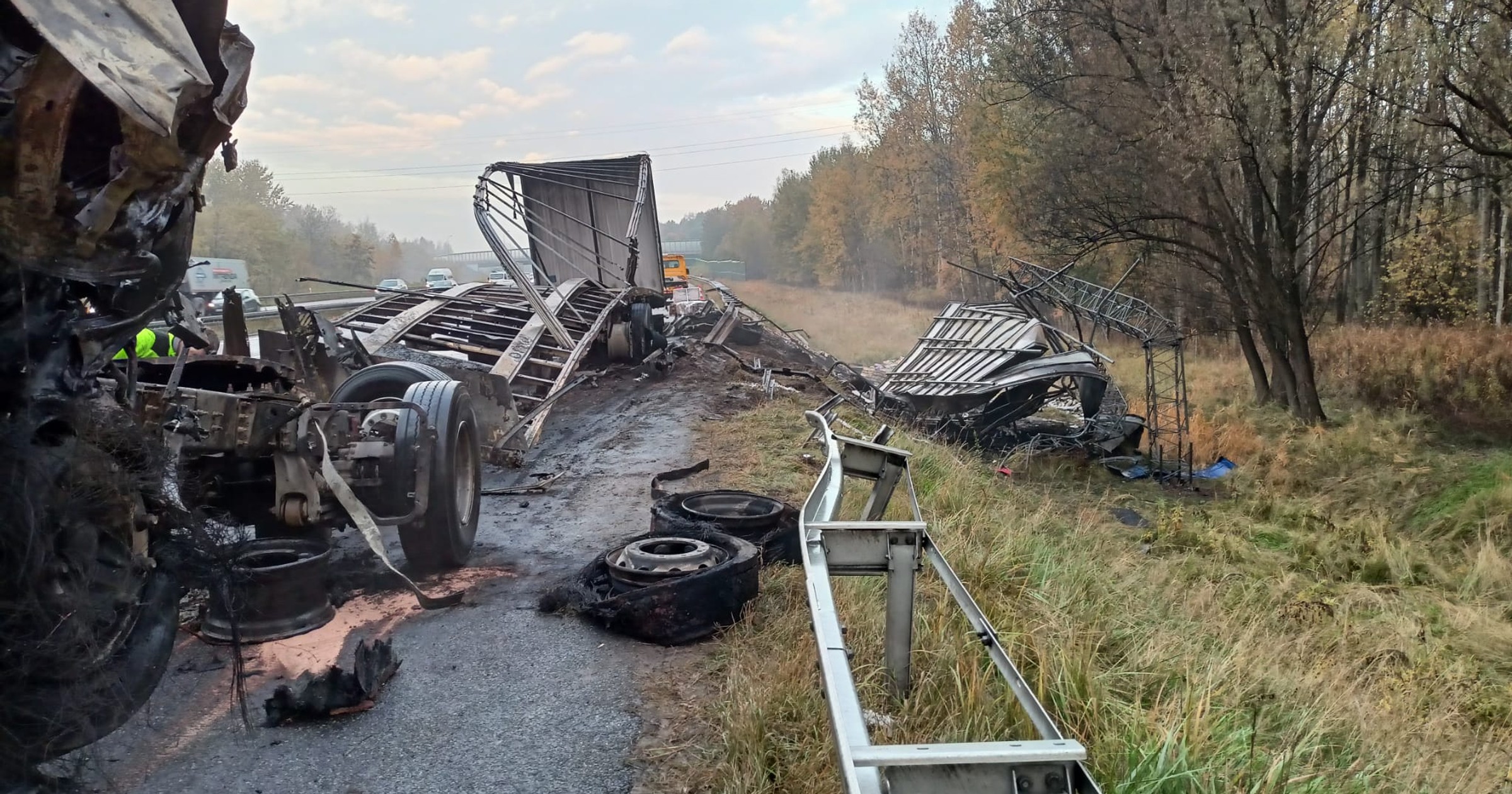Po tragicznym wypadku i pożarze ciężarówki na autostradzie A4 trzeba było zamknąć dwa pasy ruchu