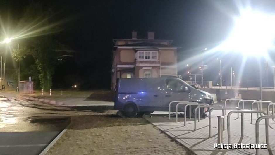 Obraz pochodzący z serwisu https://boleslawiec.policja.gov.pl/dbl/aktualnosci/bieza/120373,Pijany-kierowca-ktory-kierujac-busem-uderzyl-w-hydrant-zostal-zatrzymany-i-uslys.html