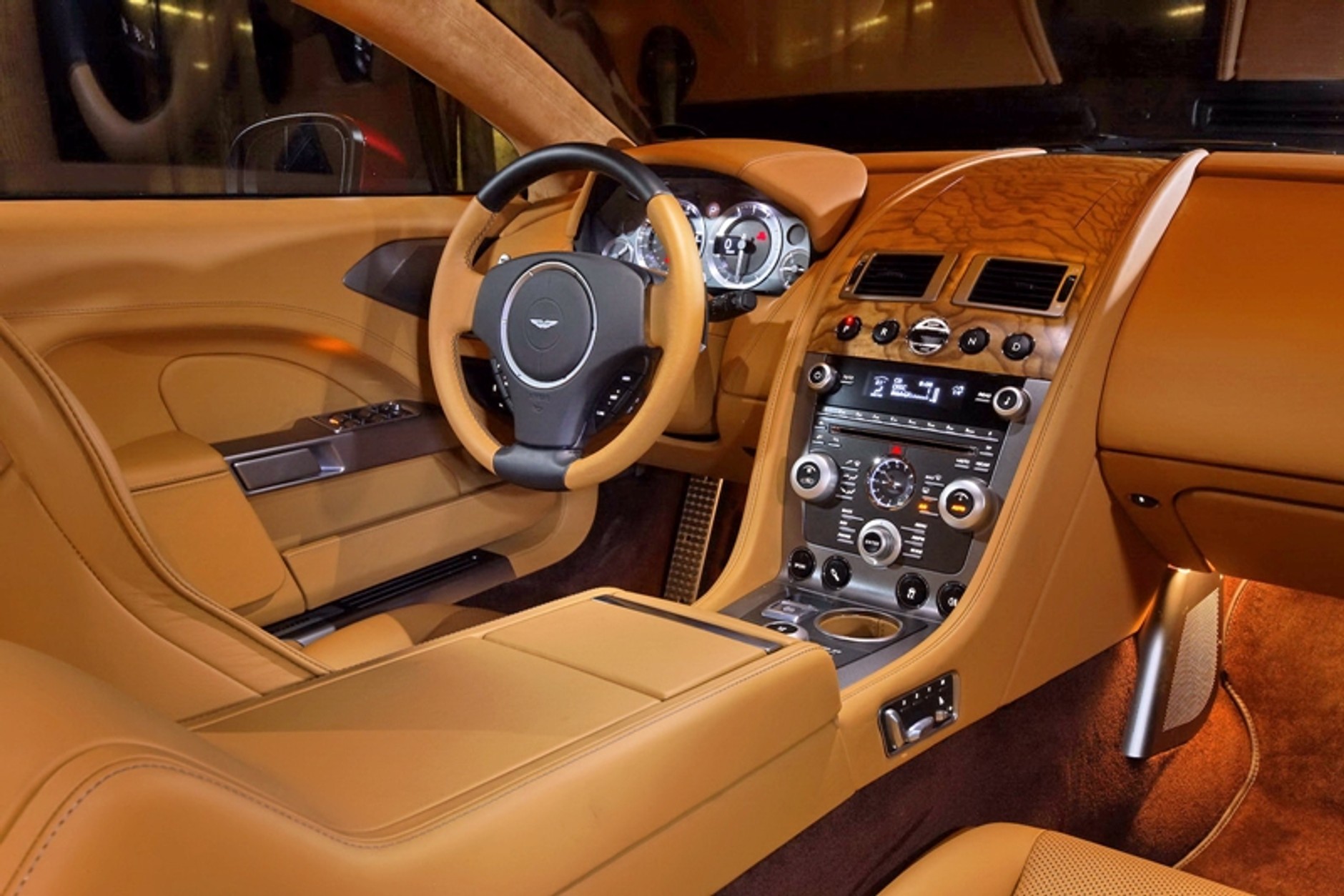 Aston Martin Rapide – z pięknem trzeba obcować