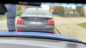 Policjant zwrócił uwagę na tablice BMW. Brakowało oznaczeń i nalepek