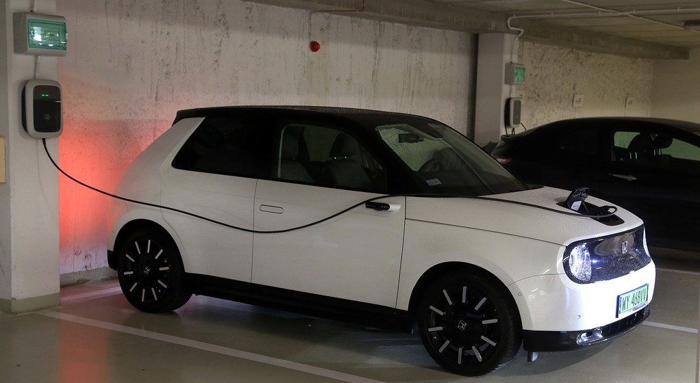 Ładowanie auta w garażu podziemnym – taniej niż na publicznych ładowarkach