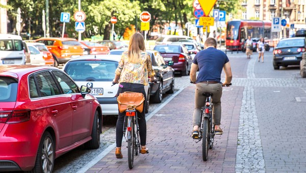Rowerzyści używają gestów, które będą przydatne dla kierowców. Tak zrozumieją, jakie mają zamiary
