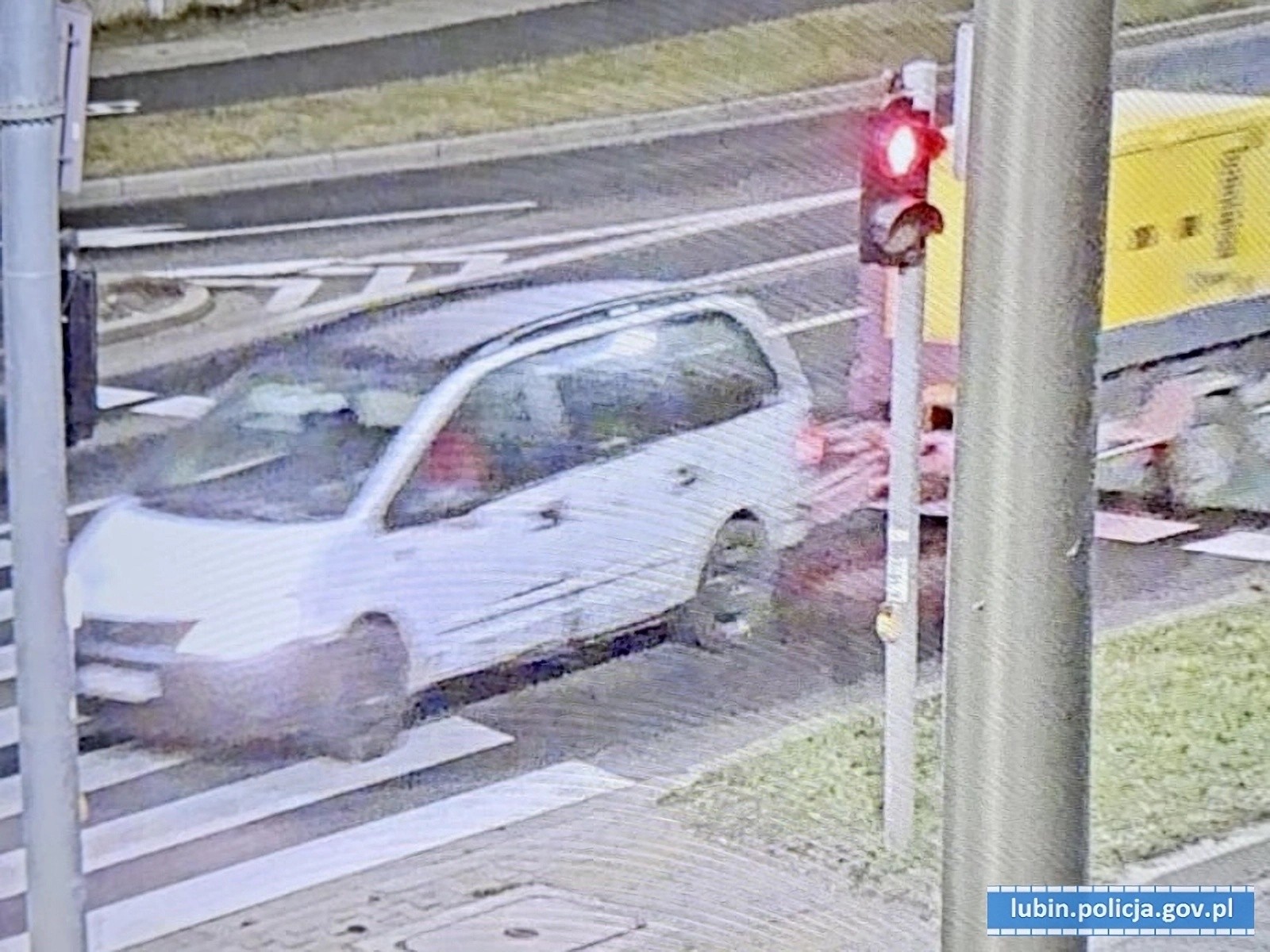 Przemalowany Ford ciągnący skradziony agregat