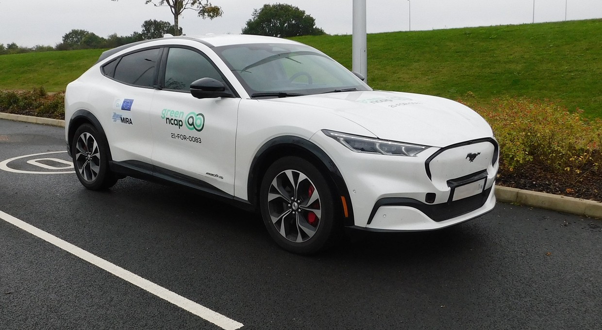 Ford Mustang Mach-E pod lupą Green NCAP