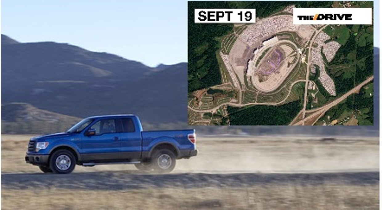 Tysiące nowych aut czeka na części. Widać je z kosmosu