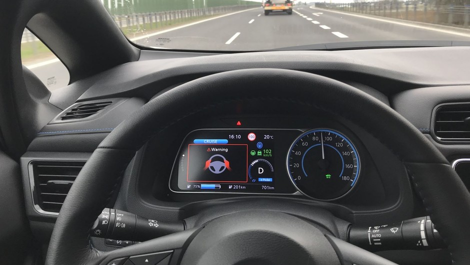 Nissan Leaf - za chwilę rozpocznie się automatyczne hamowanie by zatrzymać samochód