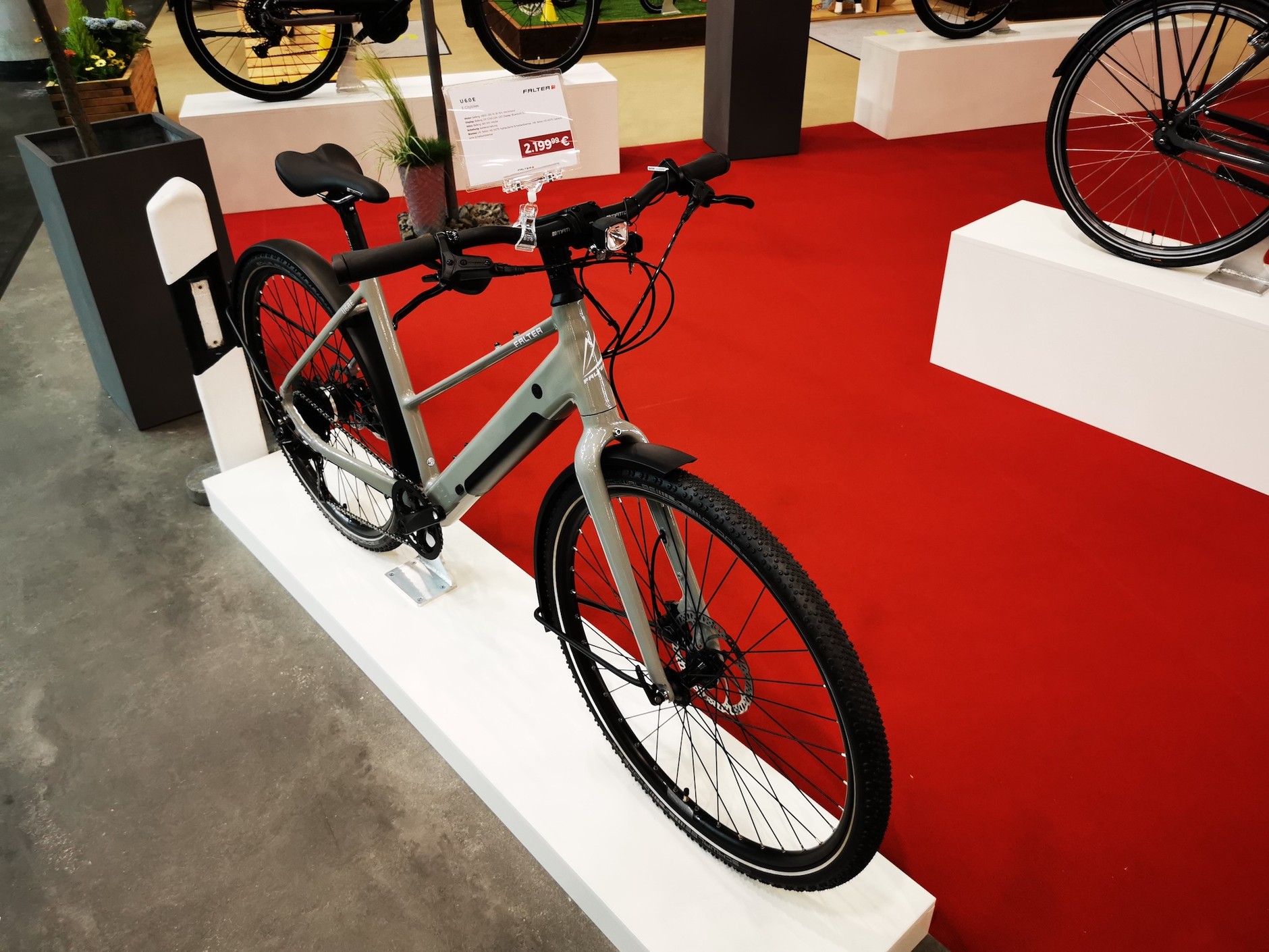 Eurobike 2023: Falter zaprezentował nieco odbiegającą od standardu odmianę elektryka: z baterią zabudowaną w ramie i silnikiem zintegrowanym z tylną piastą. Taki rower wygląda prawie jak "analogowy"