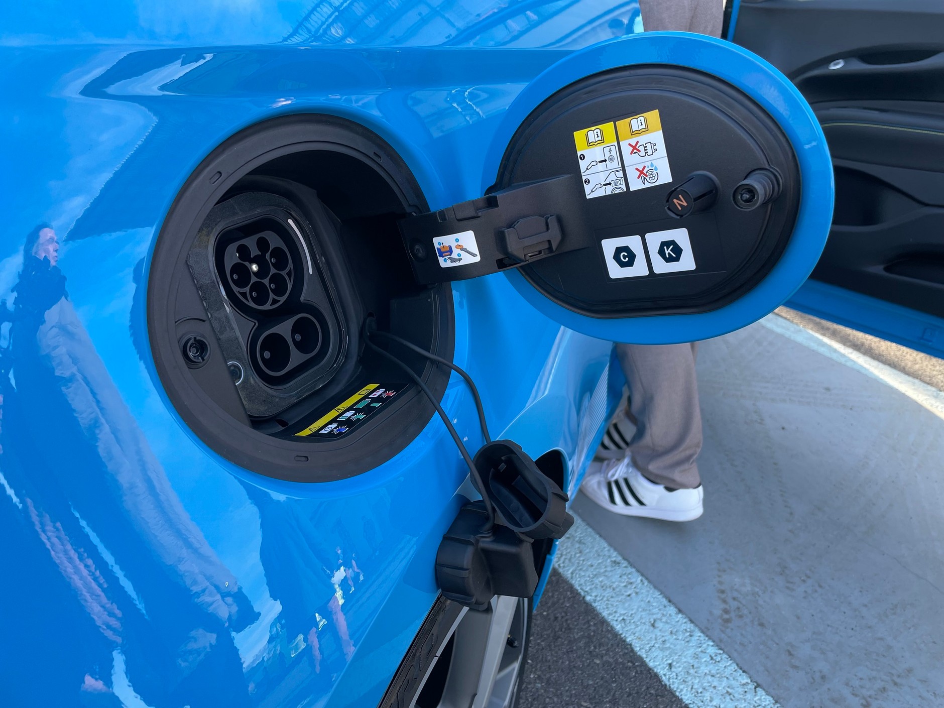 Maksymalna moc ładowania to 85 kW jak w "pięćsetce"