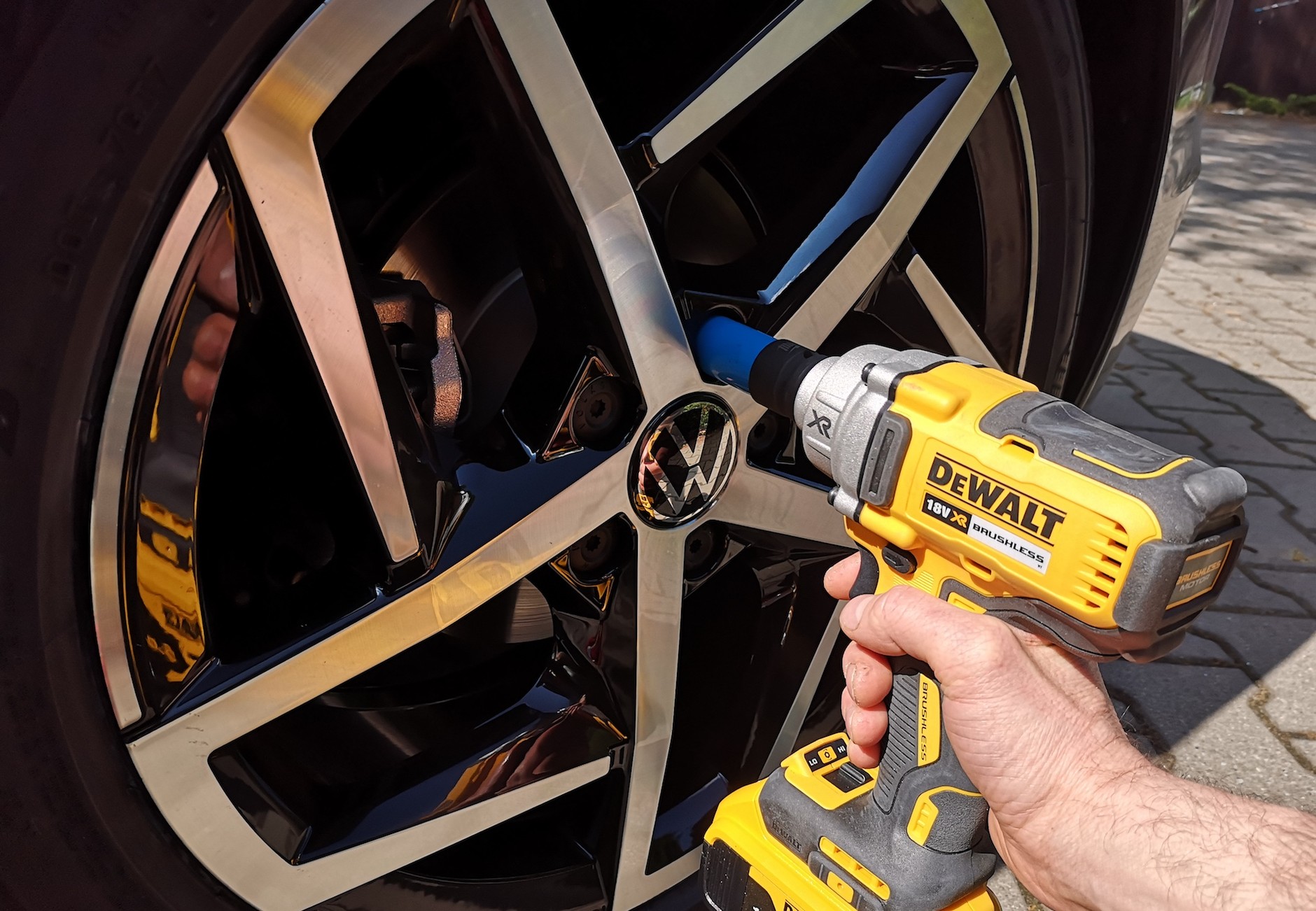 Klucz udarowy, zwłaszcza na baterie, to bardzo wygodne i „szybkie” narzędzie. Ale trzeba używać go rozsądnie