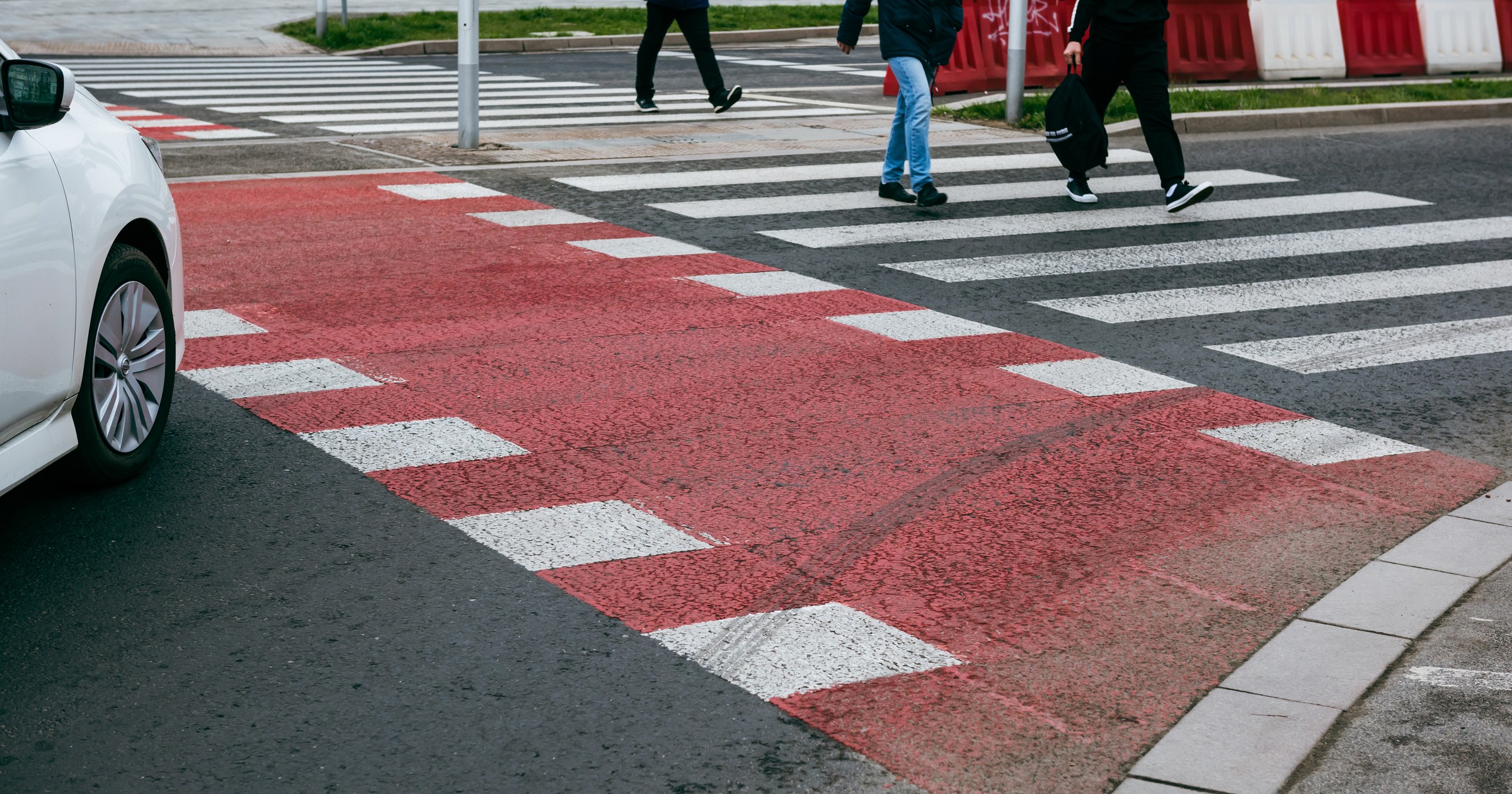 Gdy kierowca skręca i przecina przejazd dla rowerzystów, powinien mieć oczy "dookoła głowy"