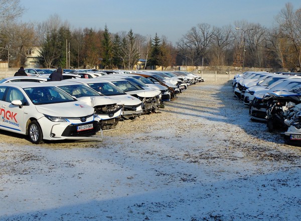 Skład wraków po carsharingu. Ile aut na minuty jest rozbijanych przez klientów?