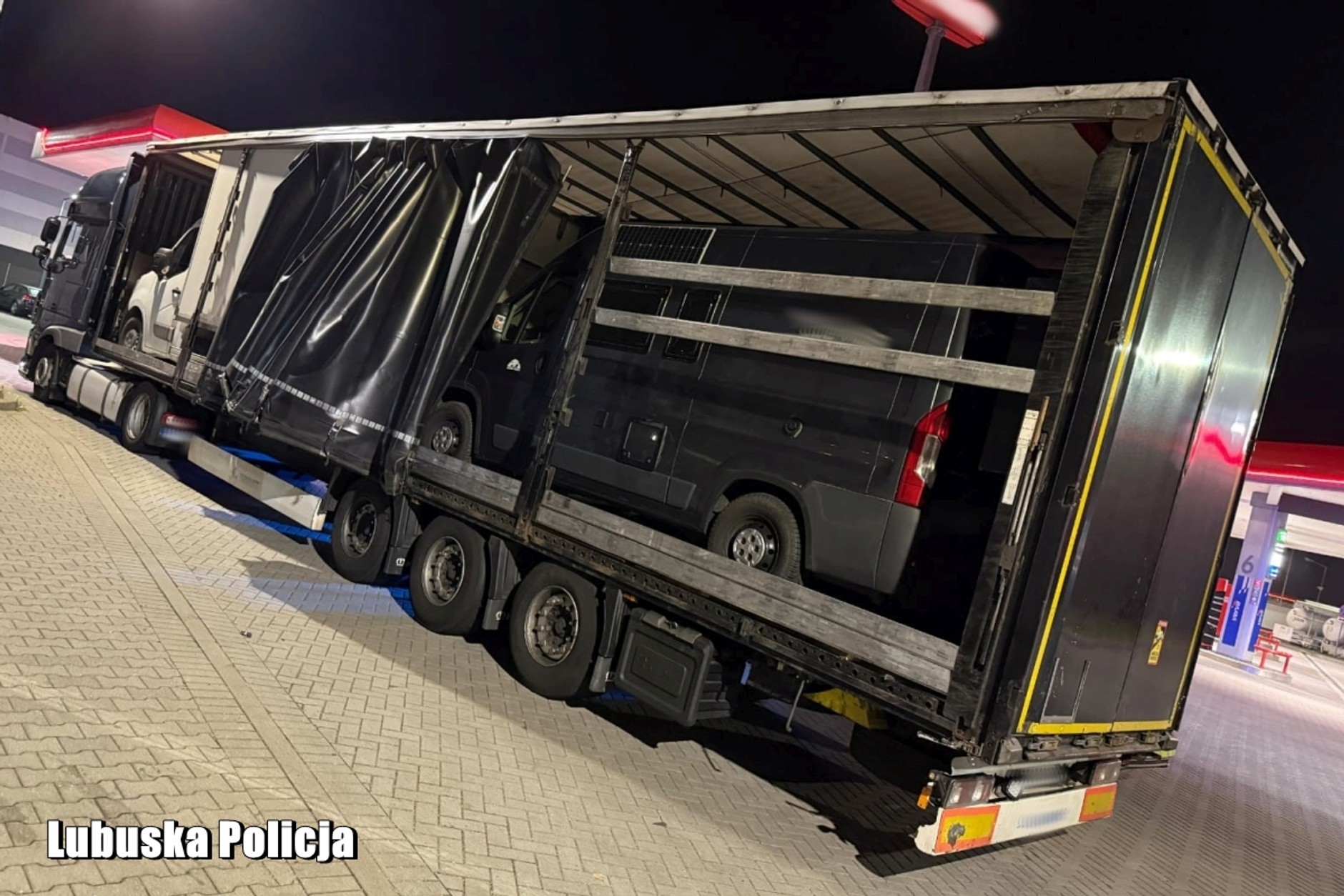 Skradzione pojazdy na naczepie tira