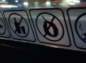 Widziałeś taki zakaz na szybie taksówki? Lepiej wiedzieć co oznacza, inaczej nie pojedziesz