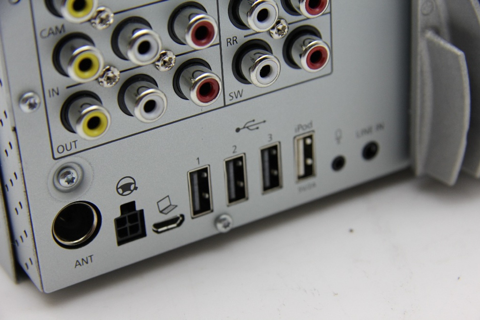 4 USB z tyłu Parrot Asteroid Smart. To dużo?