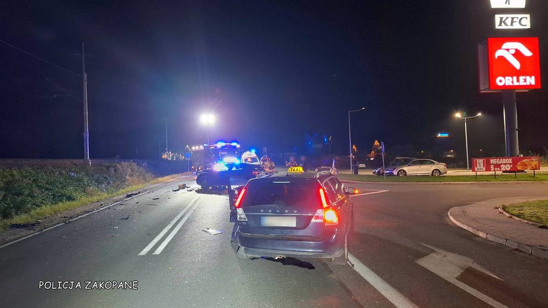 17-latek w mercedesie próbował wyprzedzać. Staranował volvo