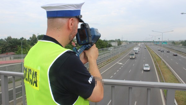 Policjanci prowadzą specjalną akcję. Stoją na wiadukcie i sprawdzają